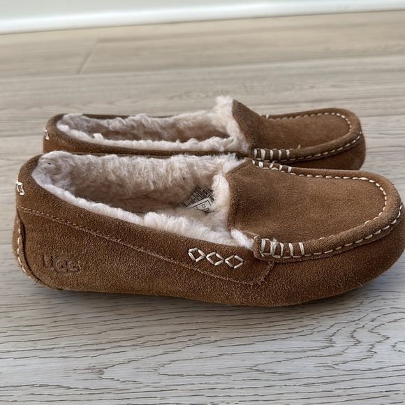 UGG Shoes - UGG Ansley Slipper Women’s  size 5 Chestnut